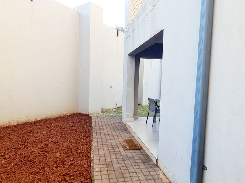 Luxury Estate Living in the Heart of Raslouw’s Prime Residential Hub - Photo 6