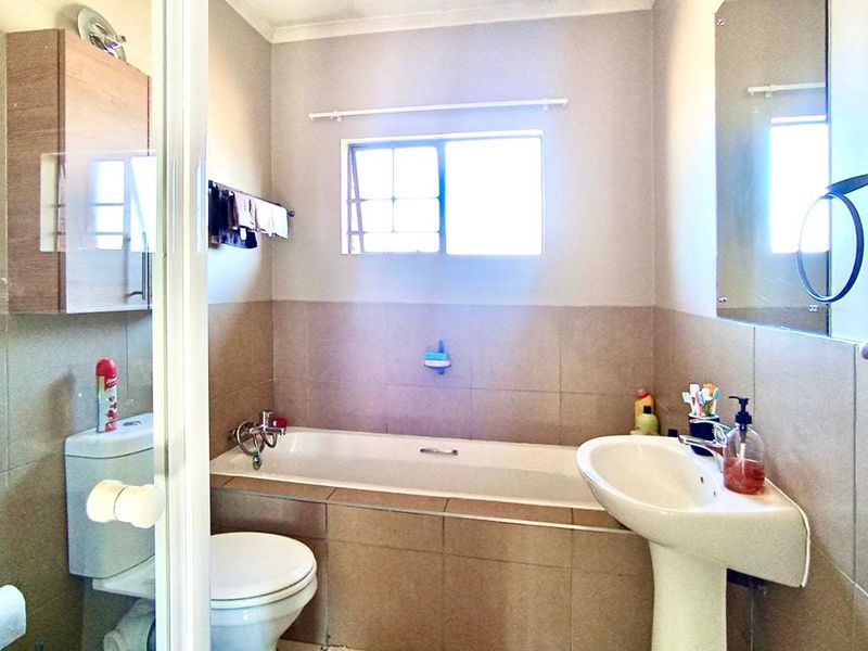 2-Bedroom Apartment in Secure Complex - Photo 9