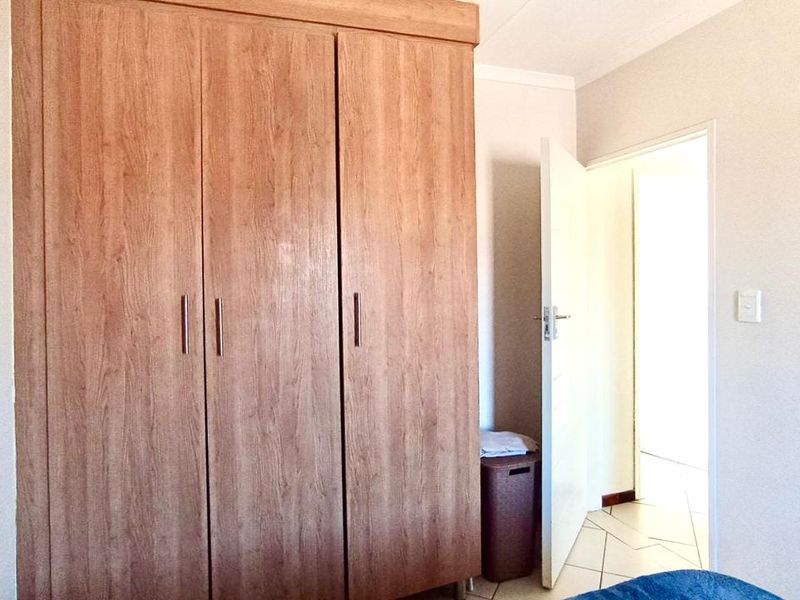2-Bedroom Apartment in Secure Complex - Photo 8