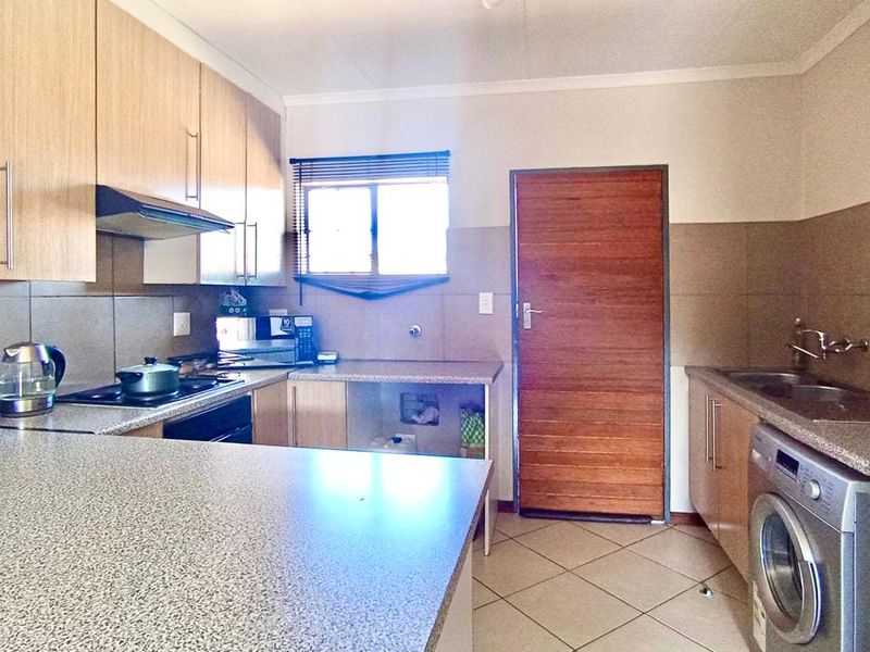 2-Bedroom Apartment in Secure Complex - Photo 3