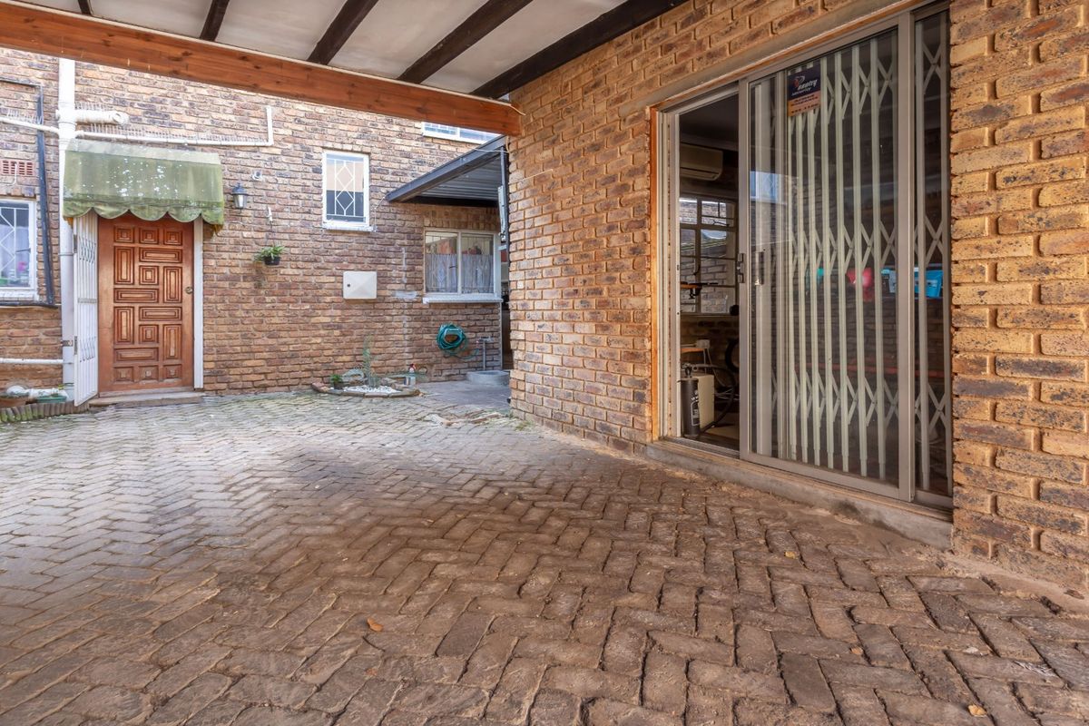 Sun-Filled Double Storey Townhouse – Pet Friendly & Perfect for Entertaining! - Photo 2