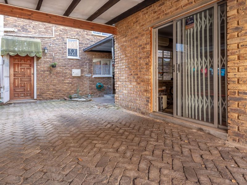 Sun-Filled Double Storey Townhouse – Pet Friendly & Perfect for Entertaining! - Photo 2