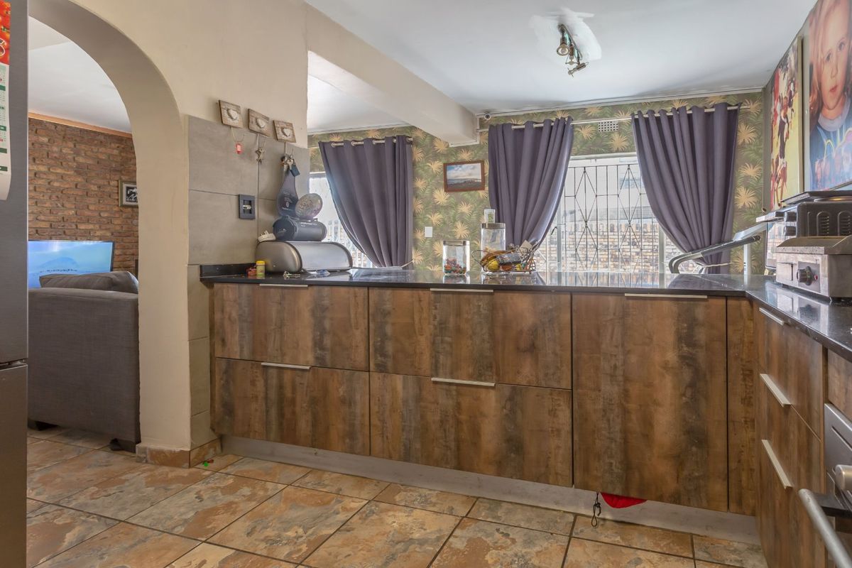 Sun-Filled Double Storey Townhouse – Pet Friendly & Perfect for Entertaining! - Photo 4
