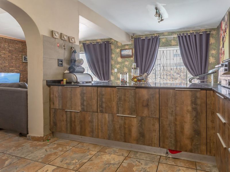 Sun-Filled Double Storey Townhouse – Pet Friendly & Perfect for Entertaining! - Photo 4