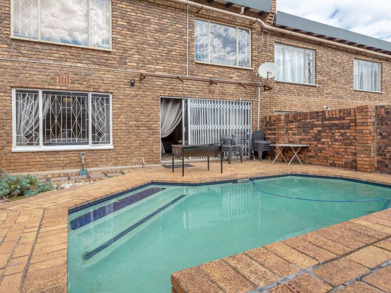 Sun-Filled Double Storey Townhouse – Pet Friendly & Perfect for Entertaining! - Photo 1