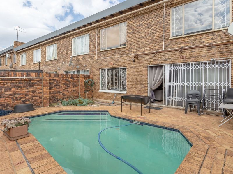 Sun-Filled Double Storey Townhouse – Pet Friendly & Perfect for Entertaining! - Photo 1