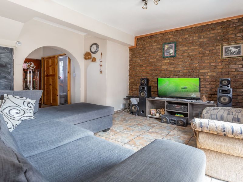 Sun-Filled Double Storey Townhouse – Pet Friendly & Perfect for Entertaining! - Photo 9