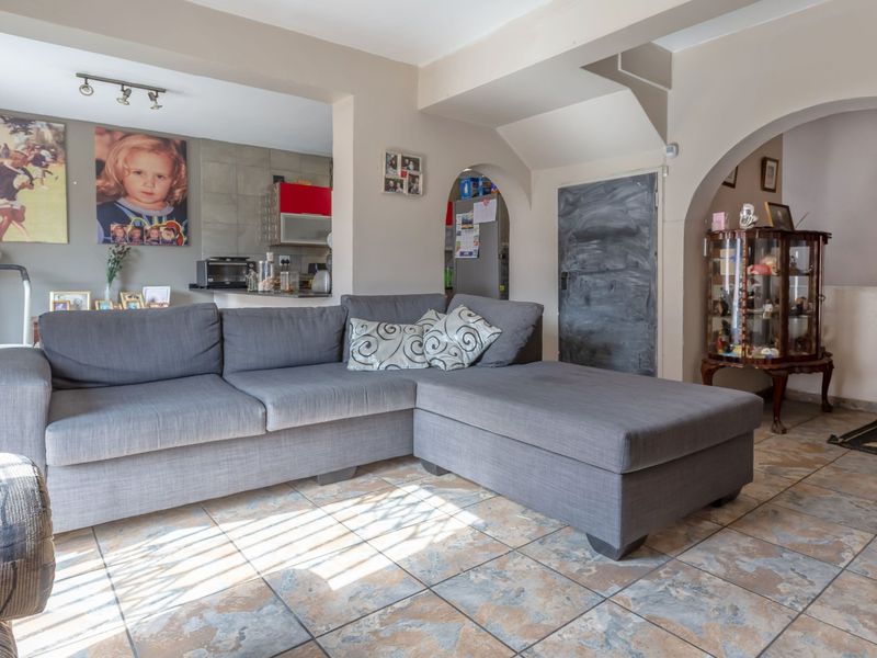 Sun-Filled Double Storey Townhouse – Pet Friendly & Perfect for Entertaining! - Photo 8