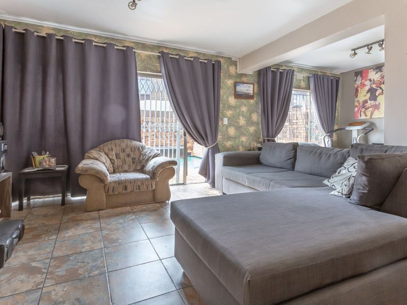 Sun-Filled Double Storey Townhouse – Pet Friendly & Perfect for Entertaining! - Photo 7