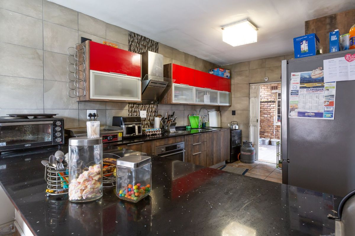 Sun-Filled Double Storey Townhouse – Pet Friendly & Perfect for Entertaining! - Photo 5