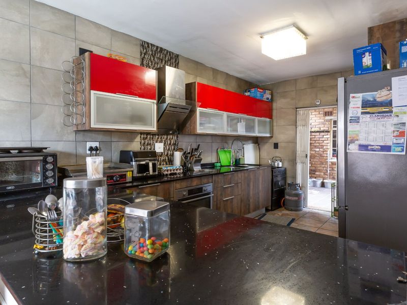 Sun-Filled Double Storey Townhouse – Pet Friendly & Perfect for Entertaining! - Photo 5