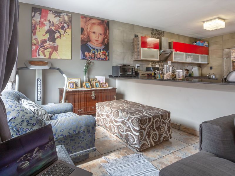 Sun-Filled Double Storey Townhouse – Pet Friendly & Perfect for Entertaining! - Photo 10