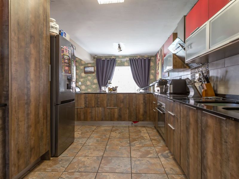 Sun-Filled Double Storey Townhouse – Pet Friendly & Perfect for Entertaining! - Photo 6