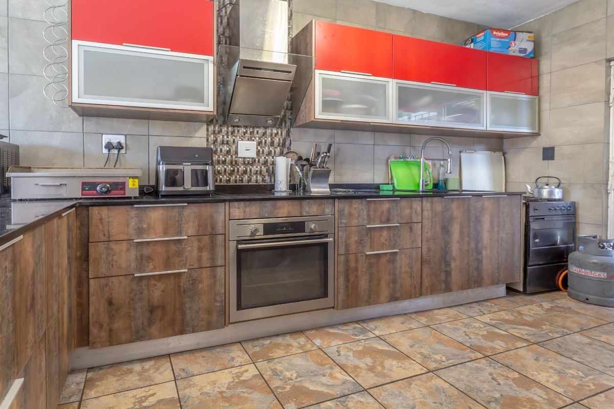 Sun-Filled Double Storey Townhouse – Pet Friendly & Perfect for Entertaining! - Photo 3