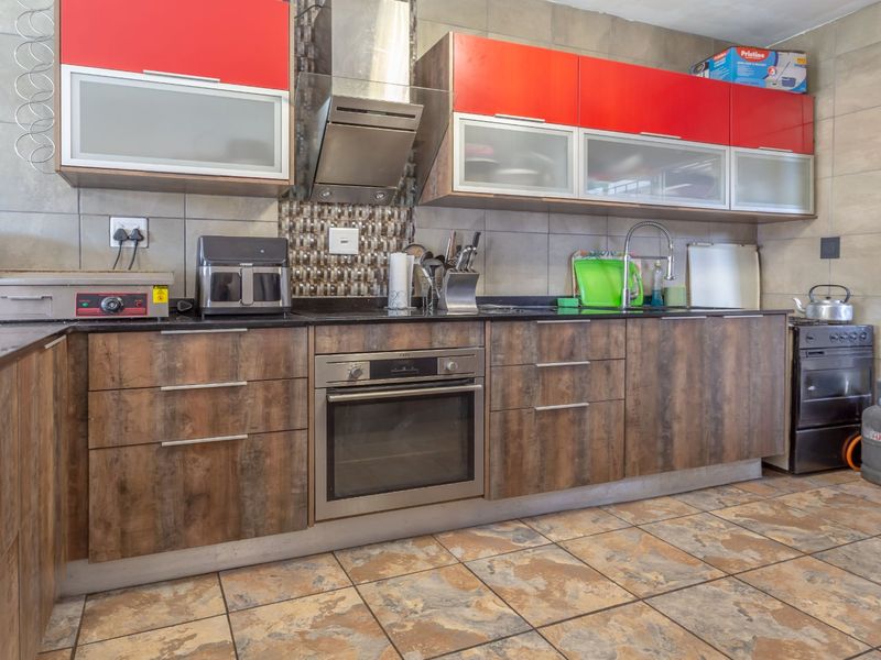 Sun-Filled Double Storey Townhouse – Pet Friendly & Perfect for Entertaining! - Photo 3