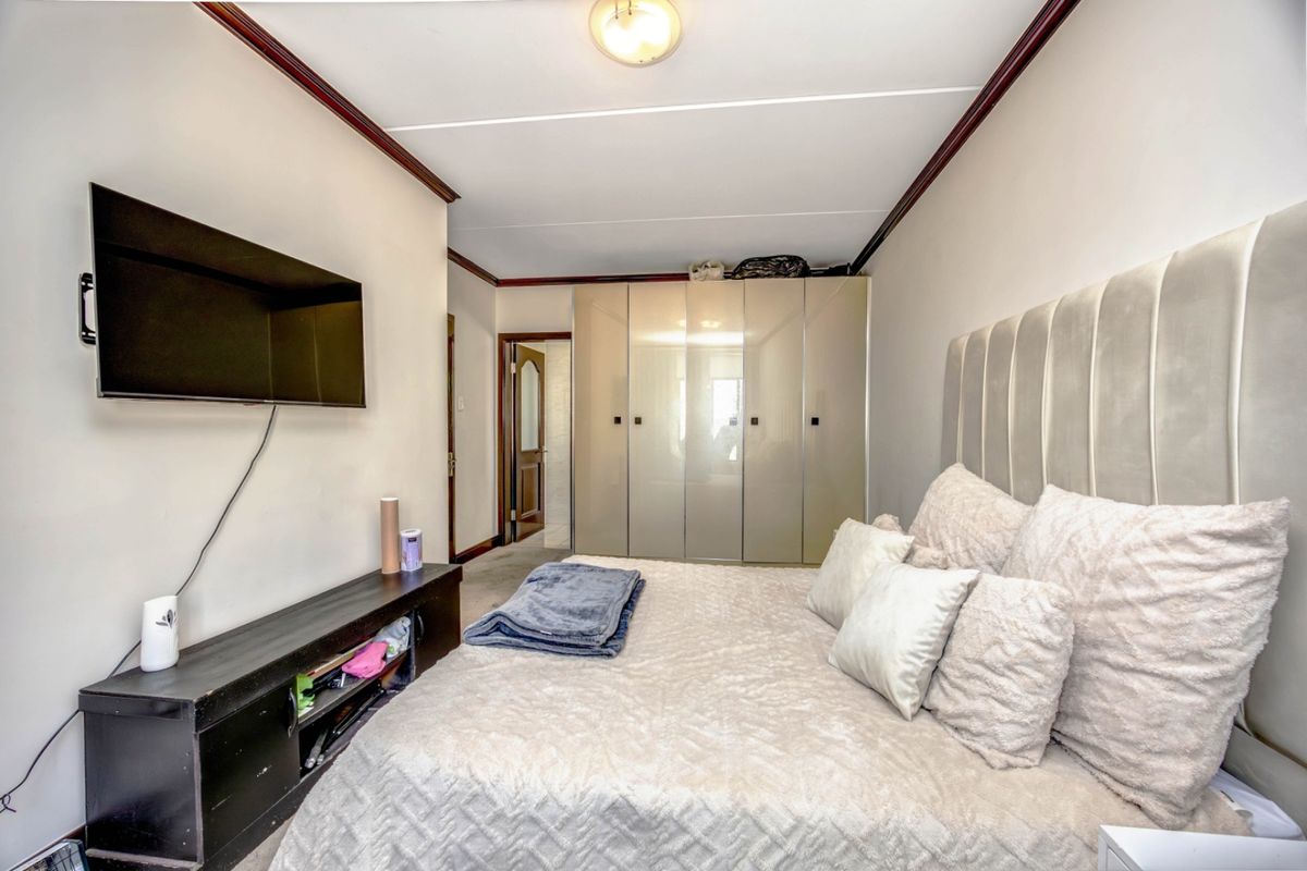 Modern 2 bedroom apartment in Fourways. - Photo 3