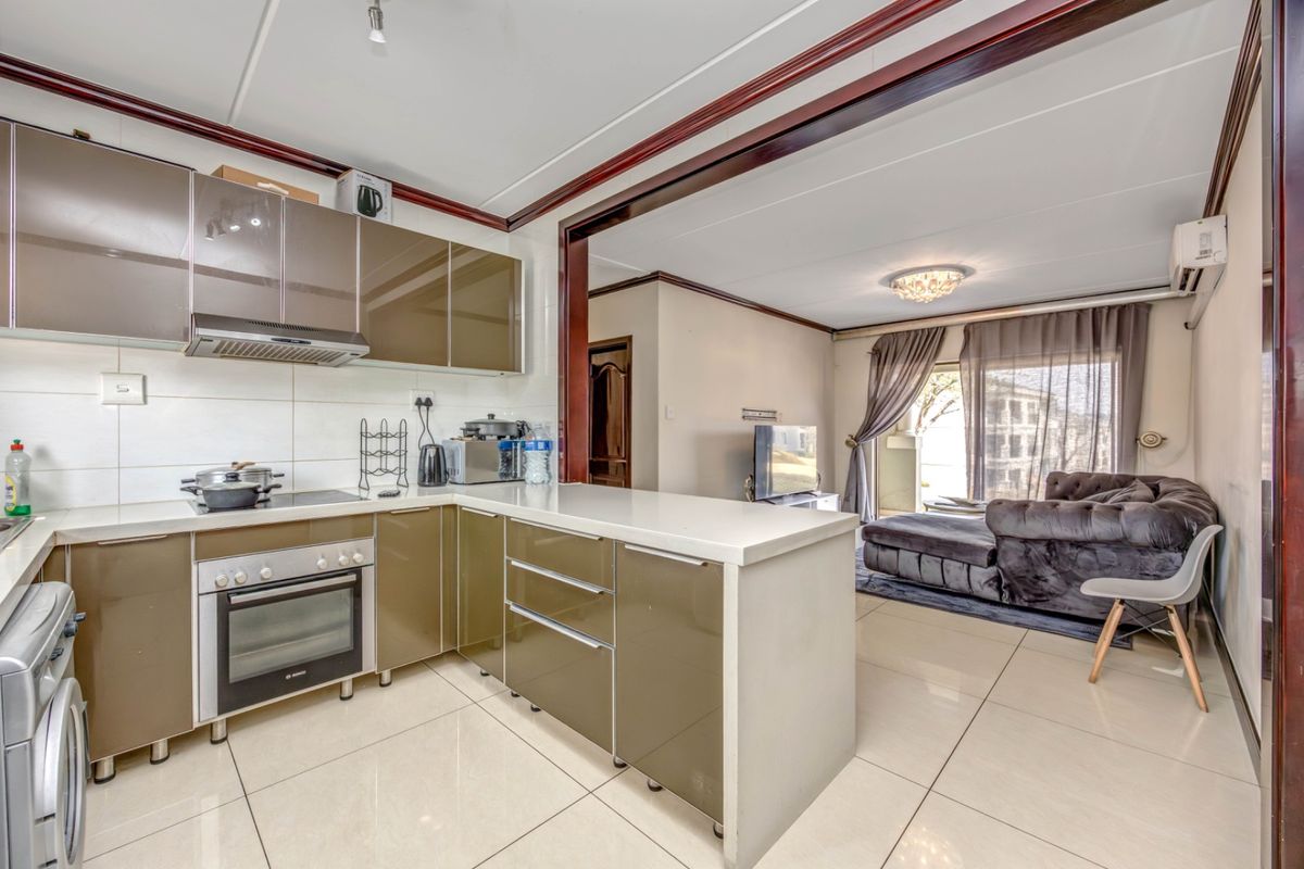 Modern 2 bedroom apartment in Fourways. - Photo 4