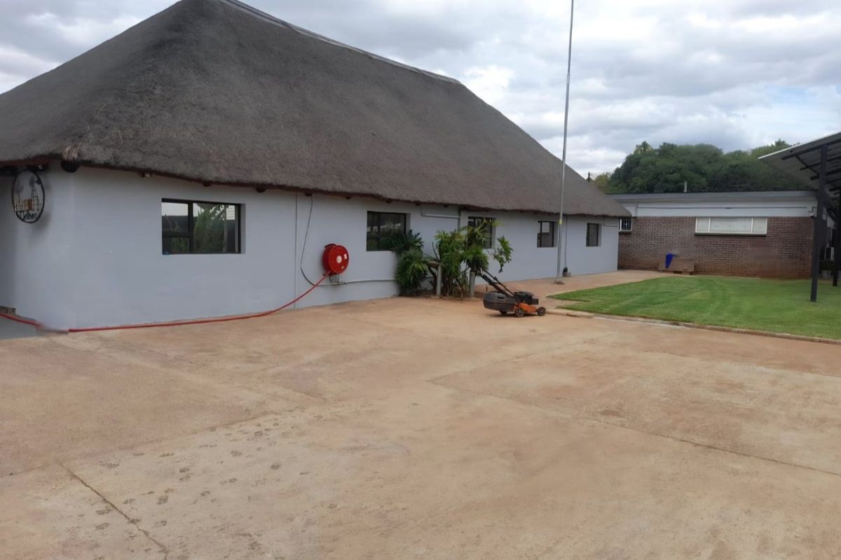 Luxurious 5 bed home with solar and 2 boreholes in Marble Hall - Photo 3