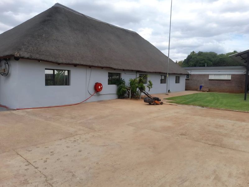 Luxurious 5 bed home with solar and 2 boreholes in Marble Hall - Photo 3