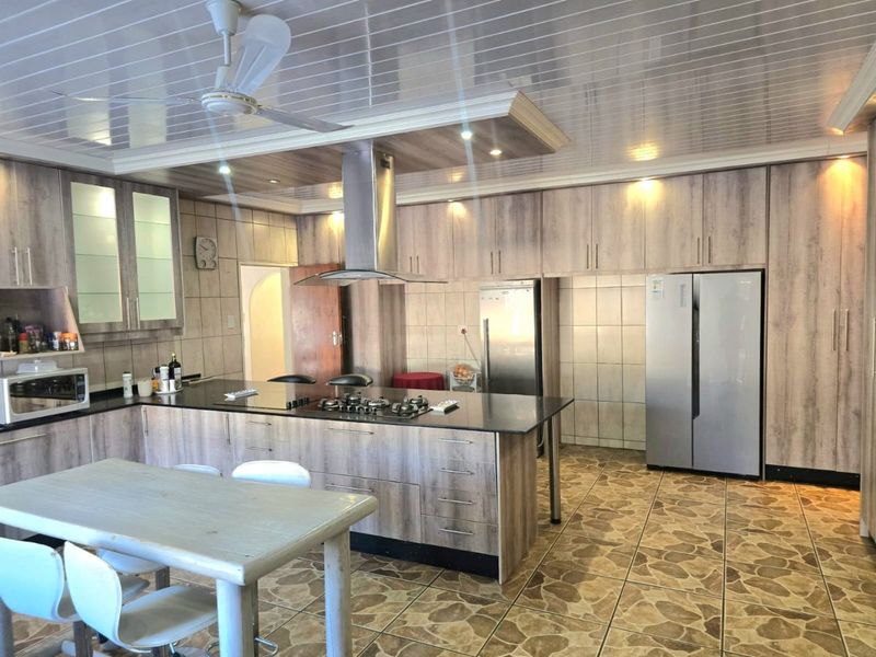 Luxurious 5 bed home with solar and 2 boreholes in Marble Hall - Photo 8