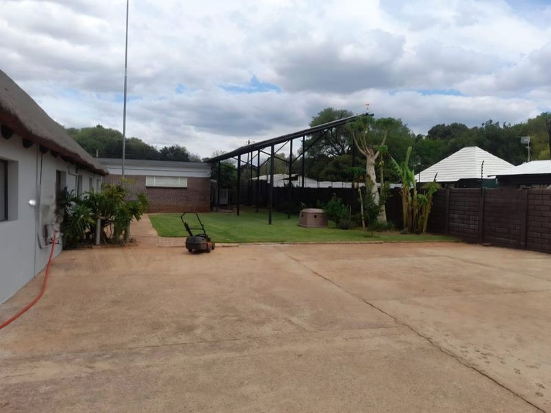 Luxurious 5 bed home with solar and 2 boreholes in Marble Hall - Photo 7
