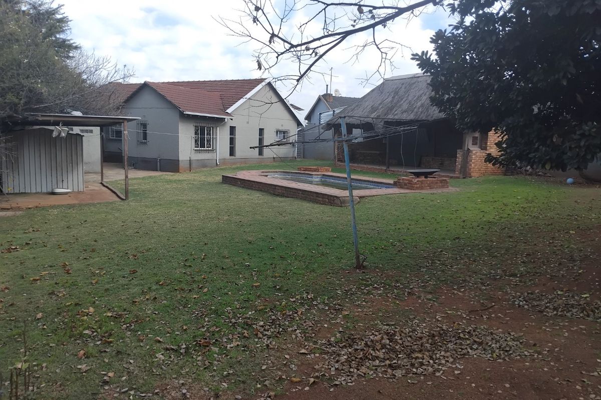 Spacious Family Home with Fantastic Entertainment Features! - Photo 2
