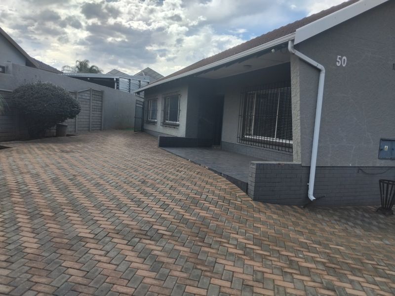 Spacious Family Home with Fantastic Entertainment Features! - Photo 1
