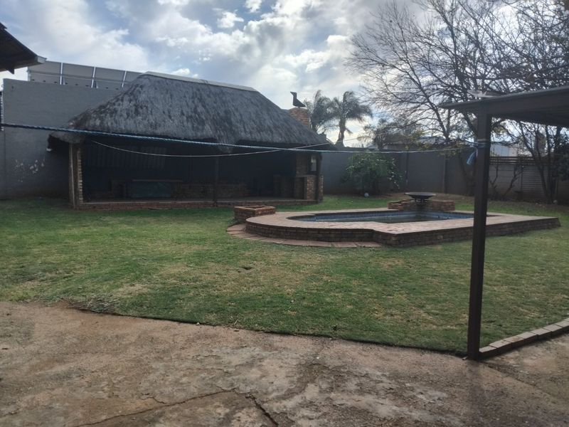 Spacious Family Home with Fantastic Entertainment Features! - Photo 6