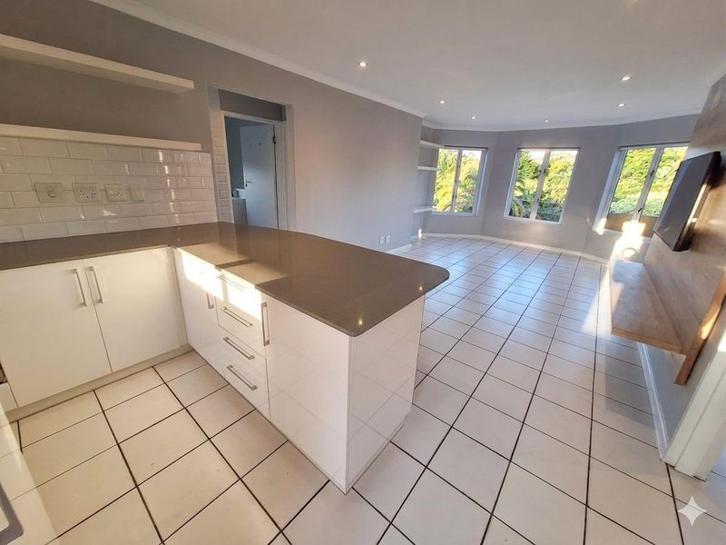 Modern 3 Bedroom 1st Floor Apartment - Photo 2
