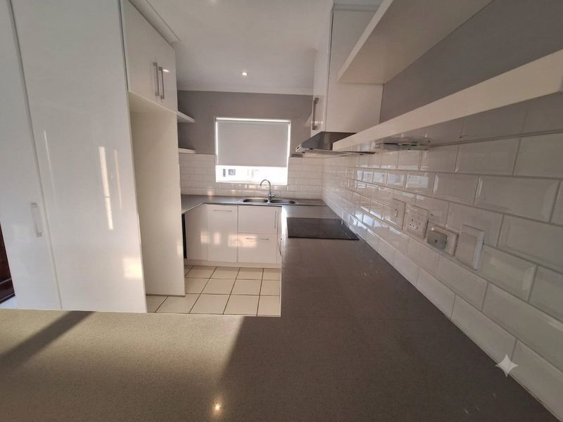 Modern 3 Bedroom 1st Floor Apartment - Photo 3