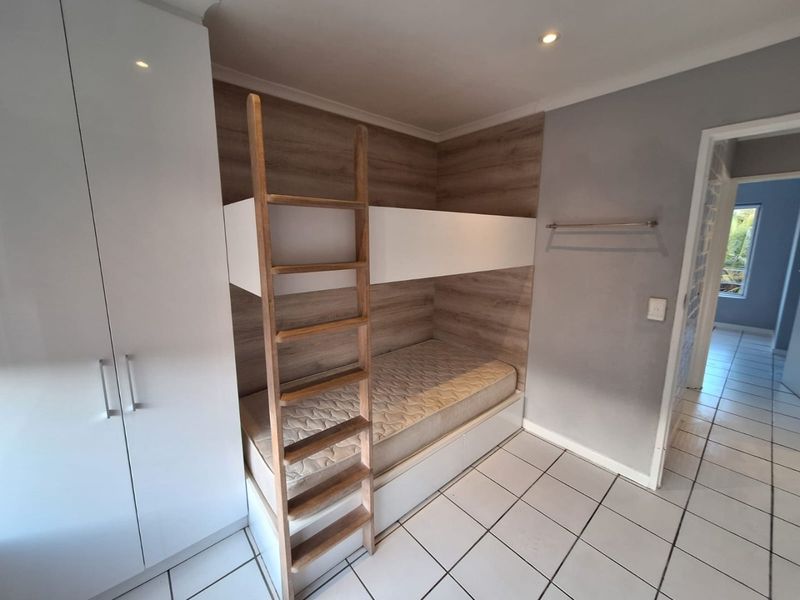 Modern 3 Bedroom 1st Floor Apartment - Photo 10