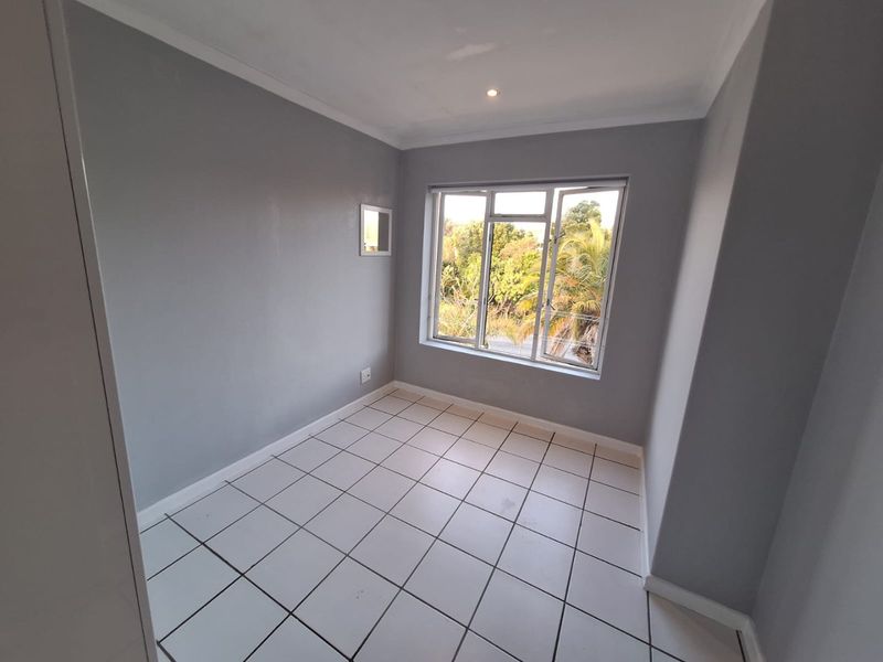 Modern 3 Bedroom 1st Floor Apartment - Photo 8