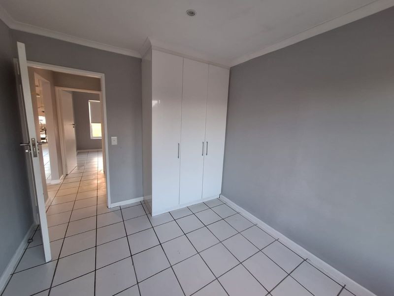 Modern 3 Bedroom 1st Floor Apartment - Photo 7