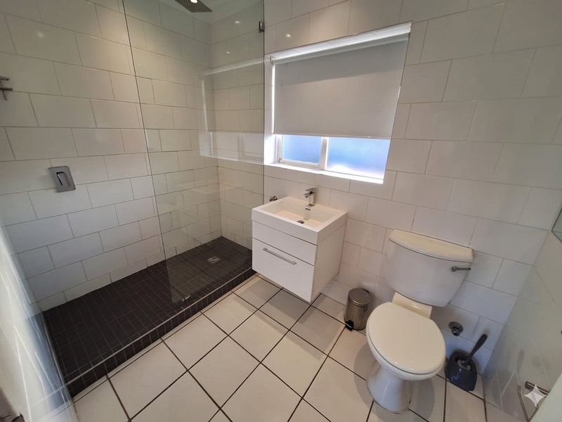 Modern 3 Bedroom 1st Floor Apartment - Photo 6