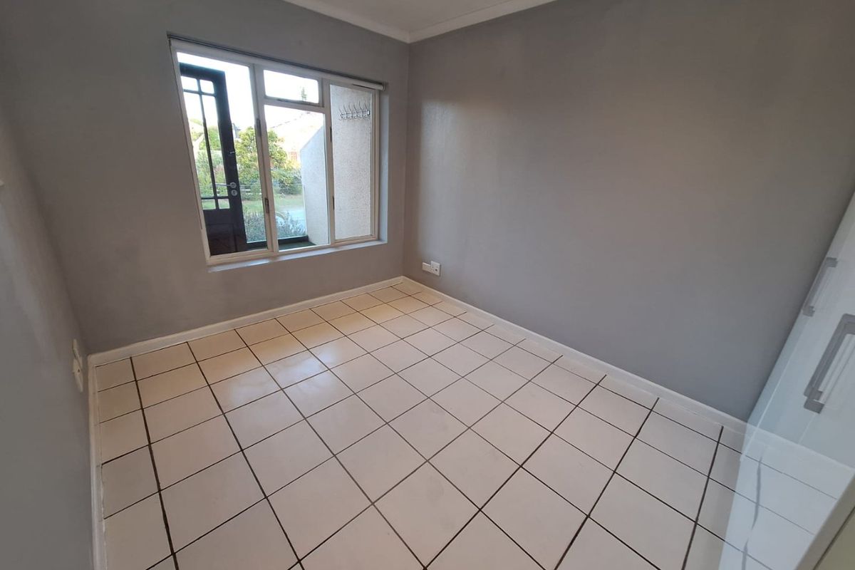 Modern 3 Bedroom 1st Floor Apartment - Photo 4