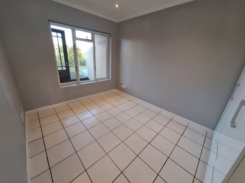Modern 3 Bedroom 1st Floor Apartment - Photo 4