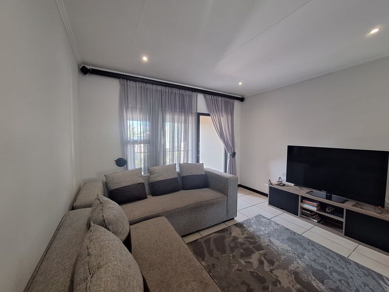 Stunning 3 Bedroom Townhouse for Sale in Greenstone Hill - Photo 2