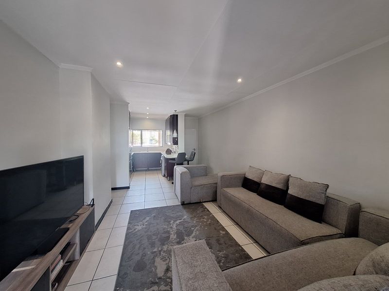 Stunning 3 Bedroom Townhouse for Sale in Greenstone Hill - Photo 1