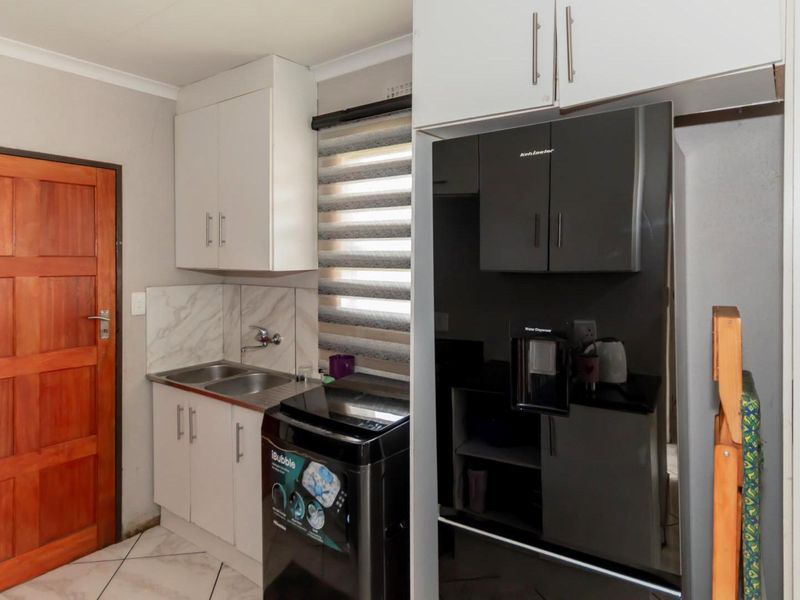 Modern 3-Bedroom Family Home in the Secure Sharon Park Lifestyle Estate! - Photo 4