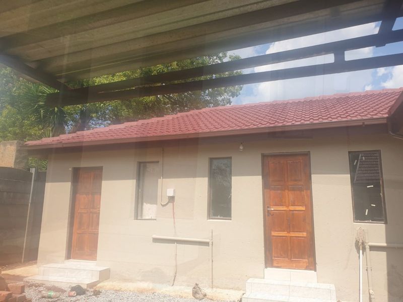 Bachelor units available - Rhodesfield - Photo 1