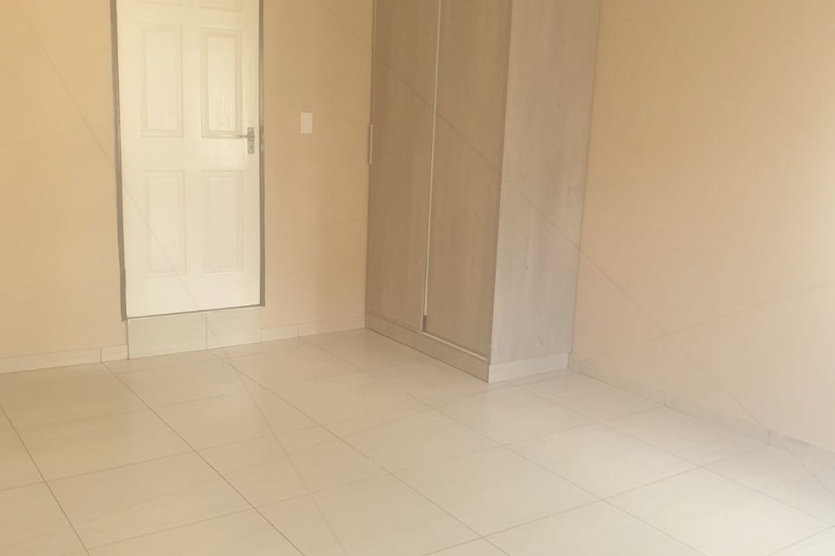 Bachelor units available - Rhodesfield - Photo 5