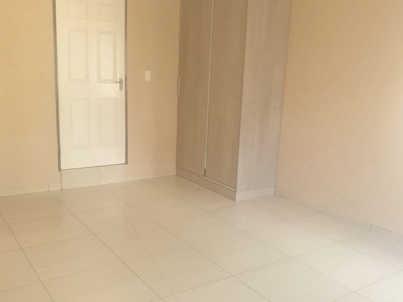 Bachelor units available - Rhodesfield - Photo 5