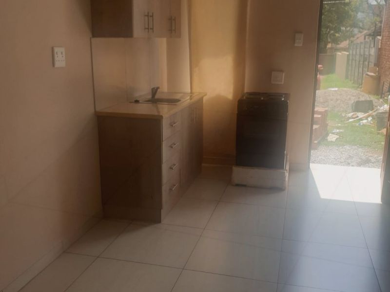 Bachelor units available - Rhodesfield - Photo 8