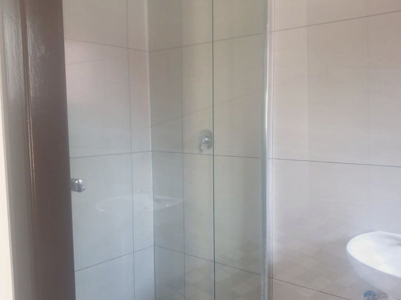 Bachelor units available - Rhodesfield - Photo 7