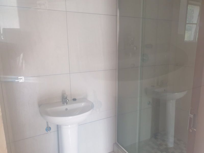 Bachelor units available - Rhodesfield - Photo 6