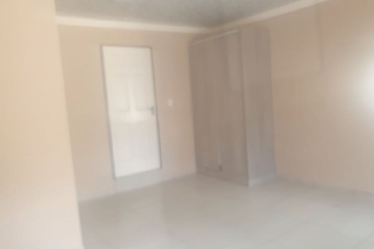 Bachelor units available - Rhodesfield - Photo 3