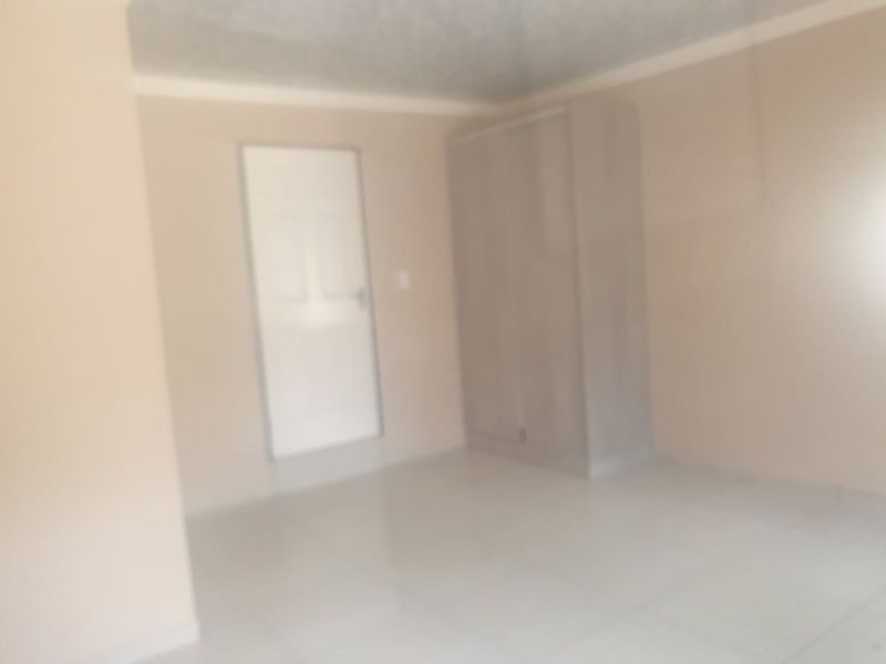 Bachelor units available - Rhodesfield - Photo 3
