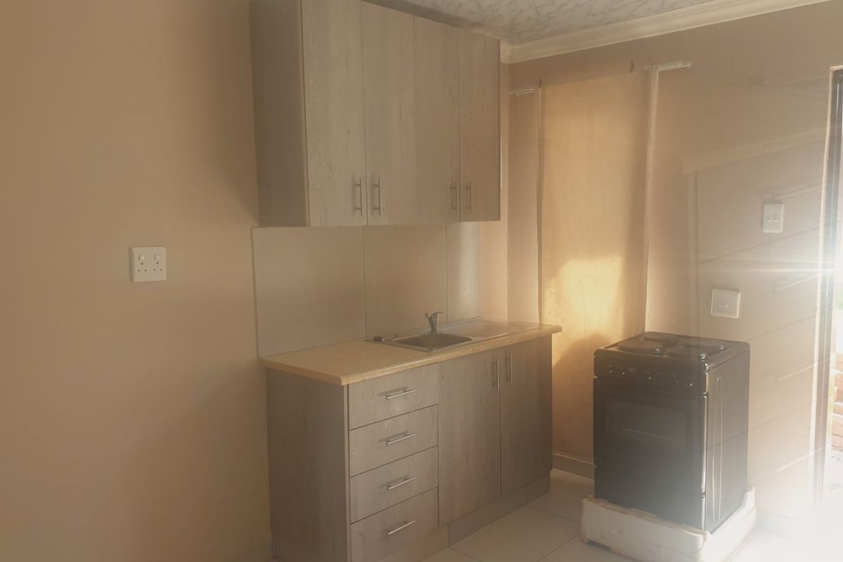 Bachelor units available - Rhodesfield - Photo 2