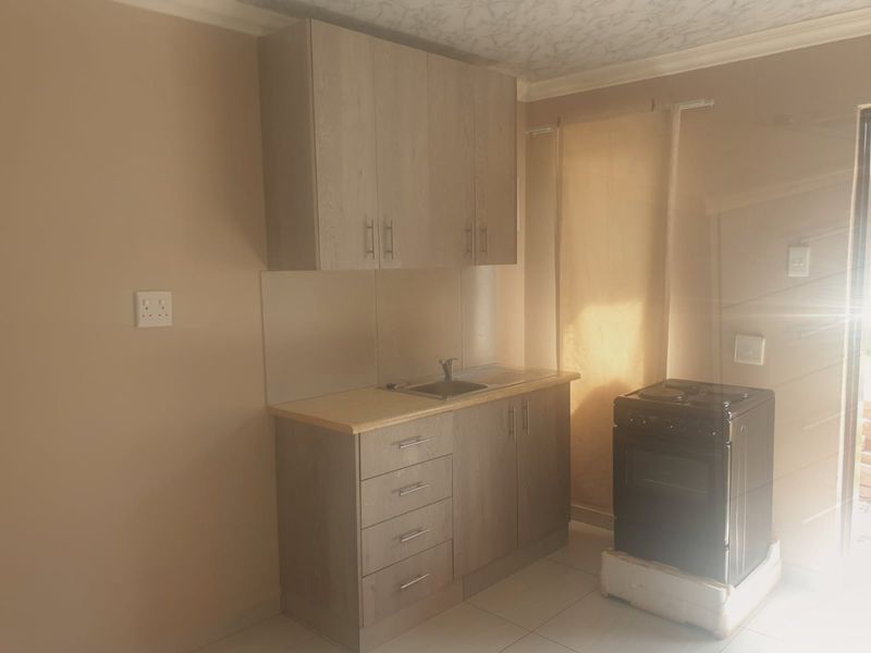 Bachelor units available - Rhodesfield - Photo 2