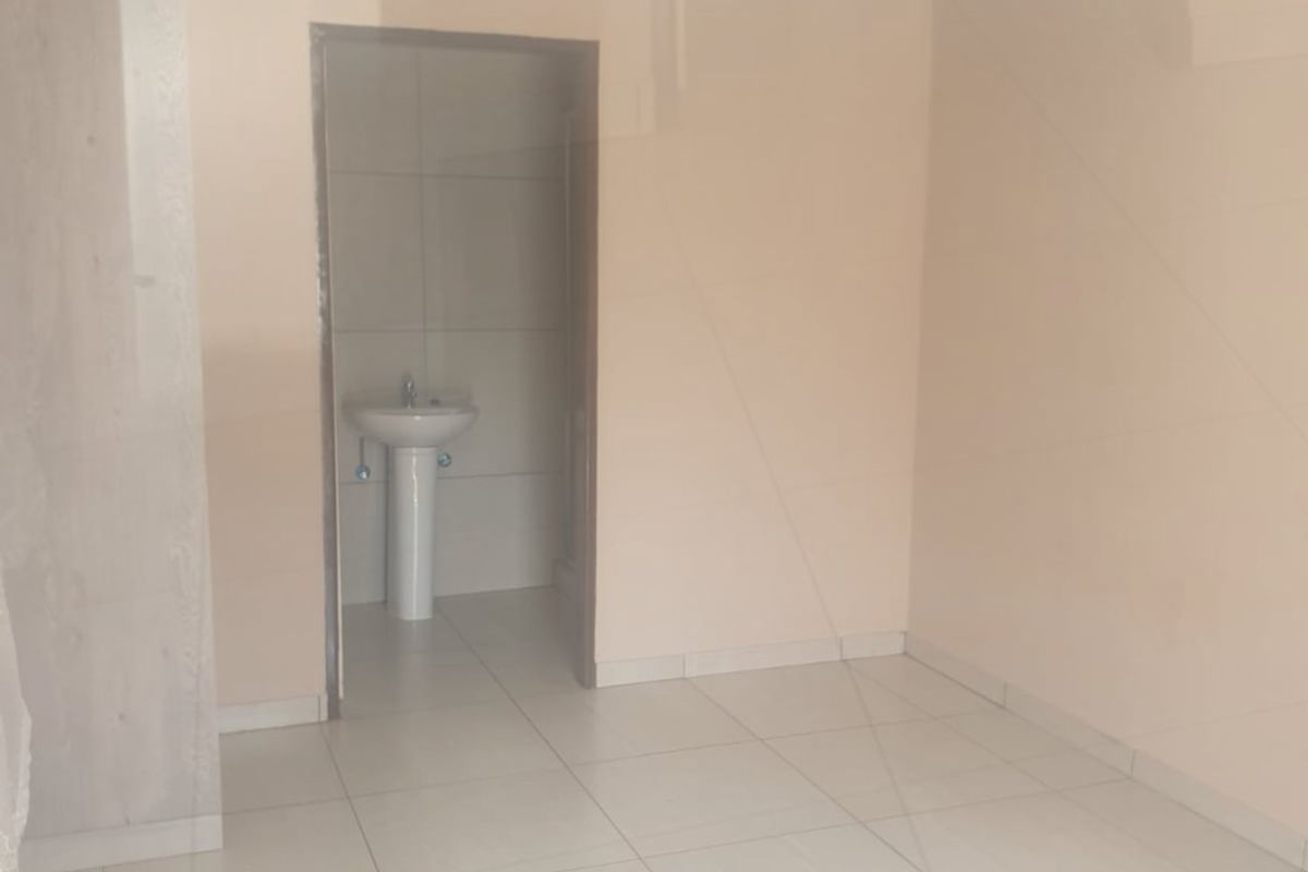 Bachelor units available - Rhodesfield - Photo 4